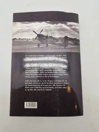 MED VINGER OG VÅBEN
DE FLØJ FOR ROYAL AIR FORCE DANSKE PILOTER UNDER ANDEN VERDENSKRIG