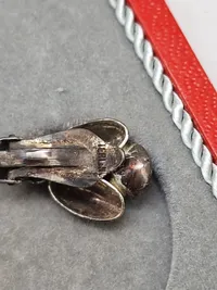 Smykkesæt bestående af halskæde, armbånd, øreringe og broche. Sættet er af sterlingsølv med isatte sten. Designet af Hans Siersbøl