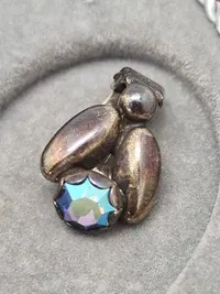 Smykkesæt bestående af halskæde, armbånd, øreringe og broche. Sættet er af sterlingsølv med isatte sten. Designet af Hans Siersbøl