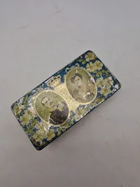 Original metaldåse med motiv af kongeparret