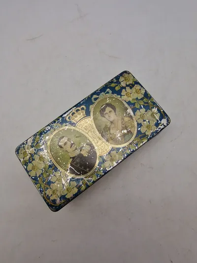Original metaldåse med motiv af kongeparret