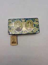 Original metaldåse med motiv af kongeparret