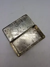 Original metaldåse med motiv af kongeparret