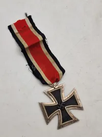 Originalt Eisernes kreuz med Hersteller 24 Arbeitsgemeinschaft der Hanauer Plakettenhersteller, Hanau