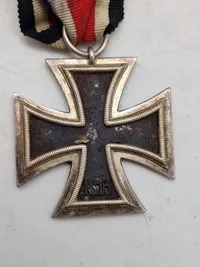 Originalt Eisernes kreuz med Hersteller 24 Arbeitsgemeinschaft der Hanauer Plakettenhersteller, Hanau