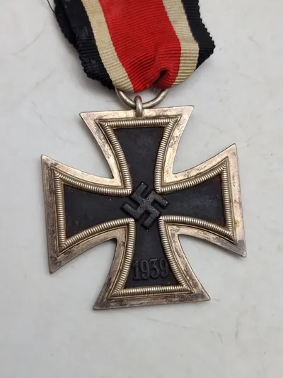 Originalt Eisernes kreuz med Hersteller 24 Arbeitsgemeinschaft der Hanauer Plakettenhersteller, Hanau