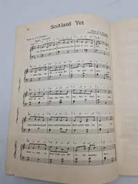 SCOTLAND CALLING
IN 50 SCOTTISH SONGS