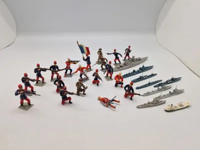 Samling tinsoldater og skibe