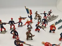 Samling tinsoldater og skibe