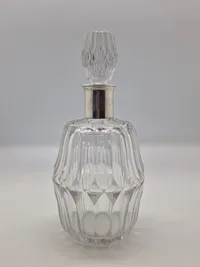Original glaskaraffel med “bånd” omkring halsen i 3 tårnet sølv - 1930’erne