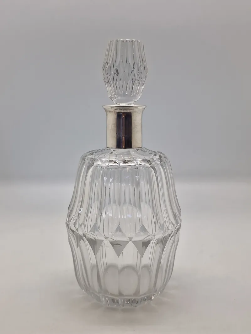 Original glaskaraffel med “bånd” omkring halsen i 3 tårnet sølv - 1930’erne