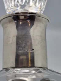 Original glaskaraffel med “bånd” omkring halsen i 3 tårnet sølv - 1930’erne