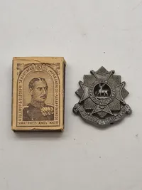 Originalt Bedfordshire and Hertfordshire WW2 Bedfordshire and Hertfordshire Regiment Cap Badge, senkrigs i plast