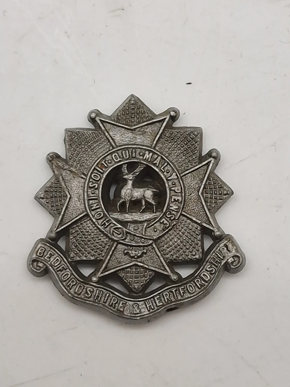 Originalt Bedfordshire and Hertfordshire WW2 Bedfordshire and Hertfordshire Regiment Cap Badge, senkrigs i plast