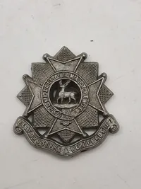 Originalt Bedfordshire and Hertfordshire WW2 Bedfordshire and Hertfordshire Regiment Cap Badge, senkrigs i plast
