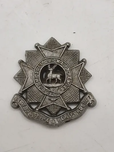 Originalt Bedfordshire and Hertfordshire WW2 Bedfordshire and Hertfordshire Regiment Cap Badge, senkrigs i plast