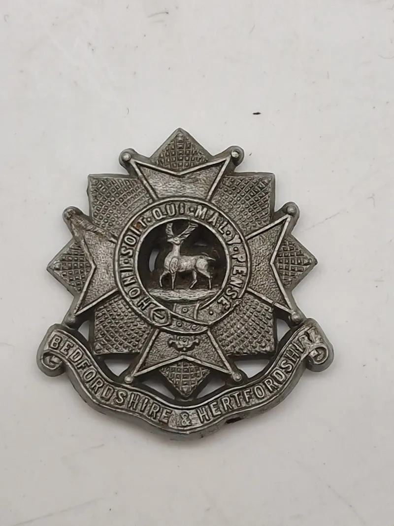 Originalt Bedfordshire and Hertfordshire WW2 Bedfordshire and Hertfordshire Regiment Cap Badge, senkrigs i plast