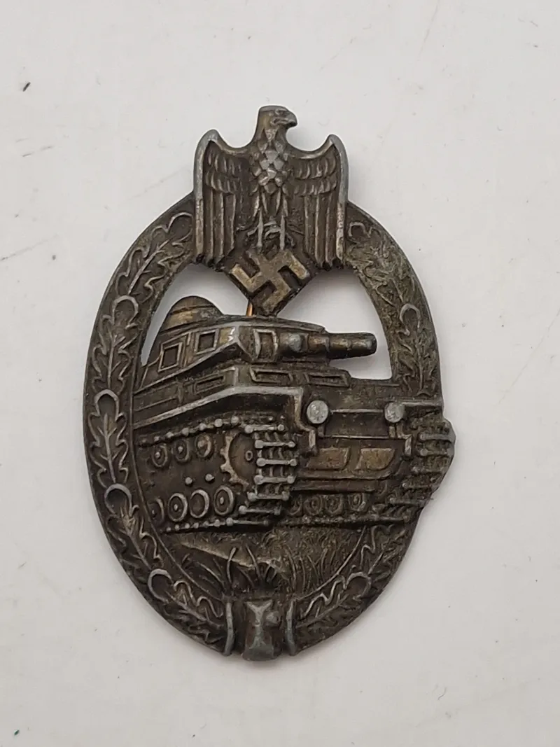 Originalt Panzerkampfabzeichen - Hersteller  A. D. Schwerdt of Stuttgart nålefæste knækket