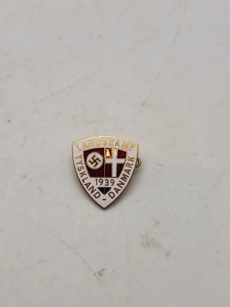 Original pin for  landskampen mellem Danmark og Tyskland 1939