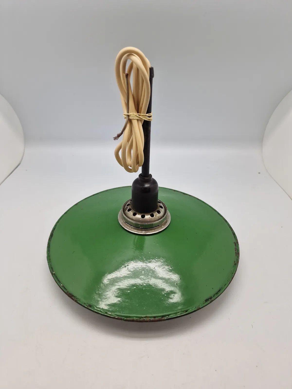 Original “Skomager lampe” lavet med grøn emalje hos Glud & Marstrand