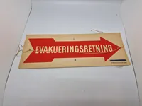 Originalt skilt “Evakueringsretning” WW2