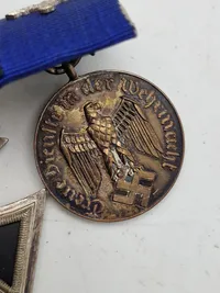 Original tysk ordensspange for Waffenrock. Eisernen Kreuz 2.kl & Treue Dienst in der Wehrmacht 4 jahren - stemplet Deutsches Reichsgebrauchsmuster på bagsiden
