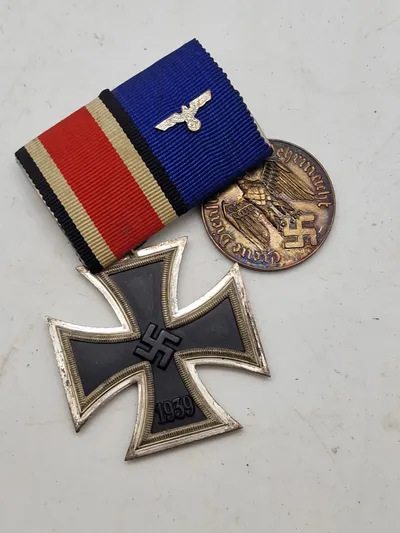 Original tysk ordensspange for Waffenrock. Eisernen Kreuz 2.kl & Treue Dienst in der Wehrmacht 4 jahren - stemplet Deutsches Reichsgebrauchsmuster på bagsiden
