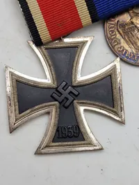 Original tysk ordensspange for Waffenrock. Eisernen Kreuz 2.kl & Treue Dienst in der Wehrmacht 4 jahren - stemplet Deutsches Reichsgebrauchsmuster på bagsiden