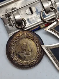 Original tysk ordensspange for Waffenrock. Eisernen Kreuz 2.kl & Treue Dienst in der Wehrmacht 4 jahren - stemplet Deutsches Reichsgebrauchsmuster på bagsiden