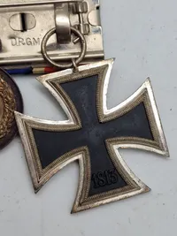 Original tysk ordensspange for Waffenrock. Eisernen Kreuz 2.kl & Treue Dienst in der Wehrmacht 4 jahren - stemplet Deutsches Reichsgebrauchsmuster på bagsiden