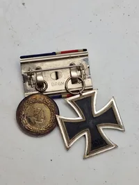 Original tysk ordensspange for Waffenrock. Eisernen Kreuz 2.kl & Treue Dienst in der Wehrmacht 4 jahren - stemplet Deutsches Reichsgebrauchsmuster på bagsiden