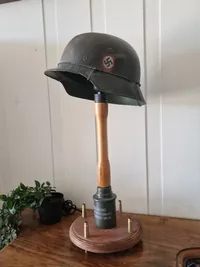 Lampe lavet i form af tysk granat og hjelm - efterkrigs