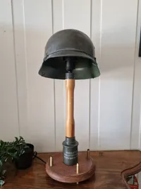 Lampe lavet i form af tysk granat og hjelm - efterkrigs