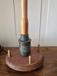 Lampe lavet i form af tysk granat og hjelm - efterkrigs