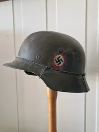 Lampe lavet i form af tysk granat og hjelm - efterkrigs