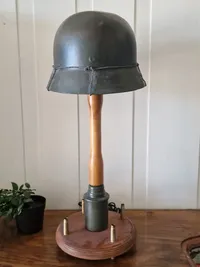 Lampe lavet i form af tysk granat og hjelm - efterkrigs
