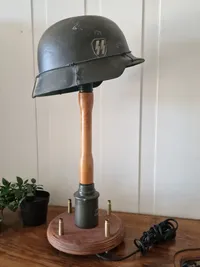 Lampe lavet i form af tysk granat og hjelm - efterkrigs