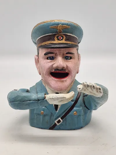 Munter Adolf Hitler sparrebøsse - Efterkrigs