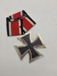 Ekstremt sjældent originalt Eisernes Kreuz 2.kl givet til Frikorps mand Ove Lind (faldet 1942) Jernkorset er gjort klar med dansk monteret bånd, men aldrig båret sådan