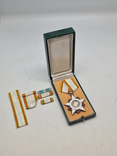 Original tunesisk order  of the republic 1.model (1959-67) med æske samt diverse. Medaljen er af sølv og emalje