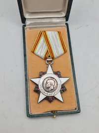 Original tunesisk order  of the republic 1.model (1959-67) med æske samt diverse. Medaljen er af sølv og emalje