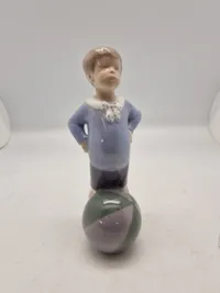 Royal Copenhagen figur - Dreng med stribet bold no. 3542