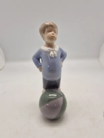 Royal Copenhagen figur - Dreng med stribet bold no. 3542