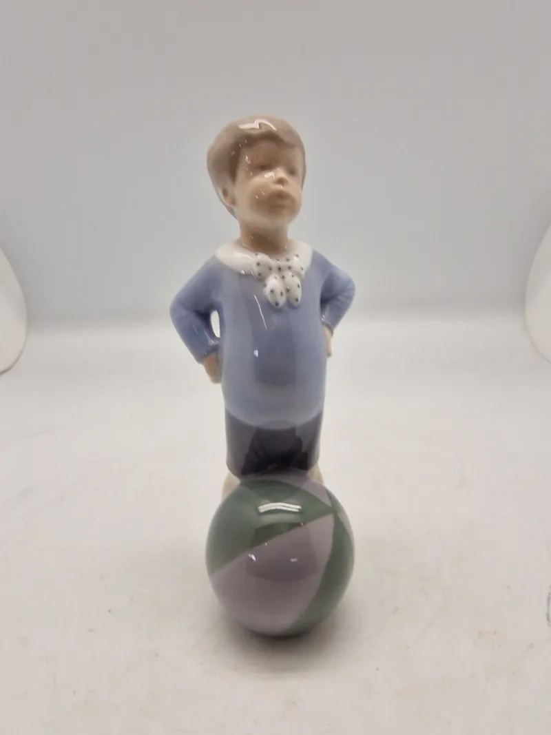 Royal Copenhagen figur - Dreng med stribet bold no. 3542