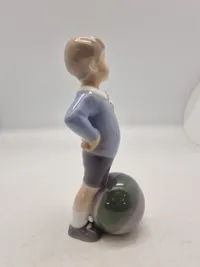 Royal Copenhagen figur - Dreng med stribet bold no. 3542