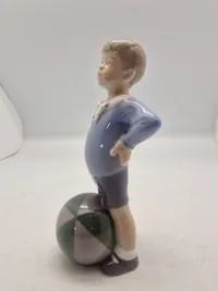 Royal Copenhagen figur - Dreng med stribet bold no. 3542