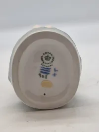 Royal Copenhagen snittende dreng, nummer 905.