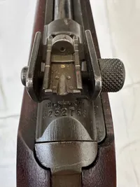 US M1 karabin kaliber 30. serie nummer 5252768  WW2 nedkastet til modstandsbevægelsen, 
ændring til Repeter koster 450 
15 skuds magasin