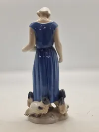 Bing & Grøndahl Figur af Pige fodrer høns No. 2220