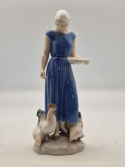 Bing & Grøndahl Figur af Pige fodrer høns No. 2220